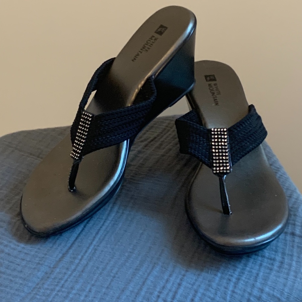 White Mountain black sandals
